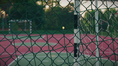 Punto-De-Vista-De-La-Cerca-De-La-Cancha-Al-Aire-Libre-Cámara-Lenta