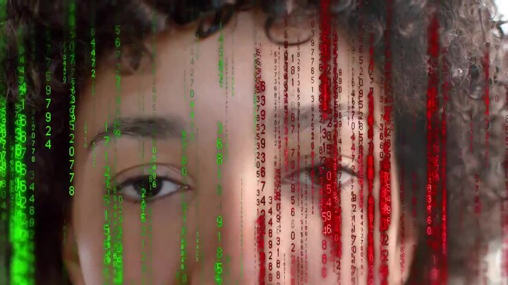 Kvinde lukker øjnene og åbner dem, mens grønne og røde tech-datastrømme dukker op og afslører ansigt og smil