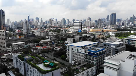 Vista-Aérea-Descendente-De-Las-Afueras-De-Bangkok---Rascacielos-En-El-Fondo