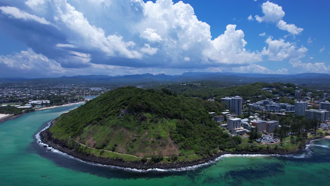 Burleigh Head Milli Parkı - Avustralya'nın Queensland eyaletindeki Gold Coast'ta bulunan kıyı burnu. Havadan dron çekimi.
