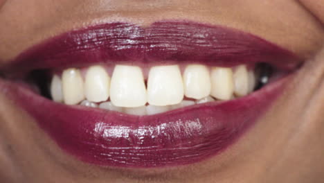 Nahaufnahme-Der-Lippen-Einer-Afroamerikanischen-Frau,-Die-Glücklich-Lächelt,-Gesunde-Zähne,-Glänzender-Lippenstift,-Make-up-Kosmetik