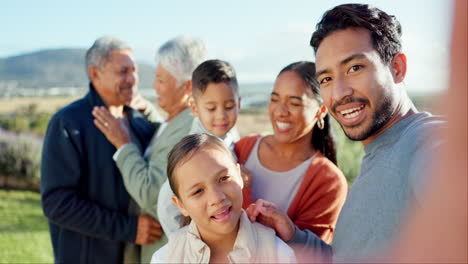 Big-family-selfie,-grandparents