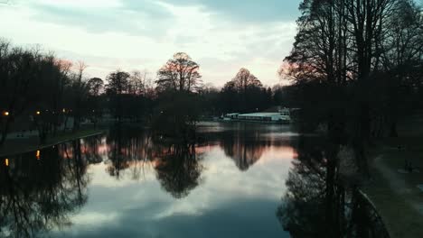 Hermosa-Puesta-De-Sol-Junto-Al-Lago-En-El-Parque-Nacional-Nicolae-Romanescu,-Rumania