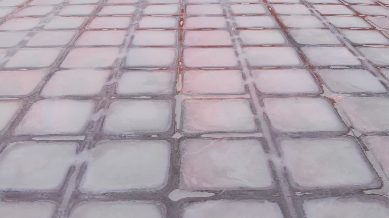 소금 증발 연못의 공중 패닝