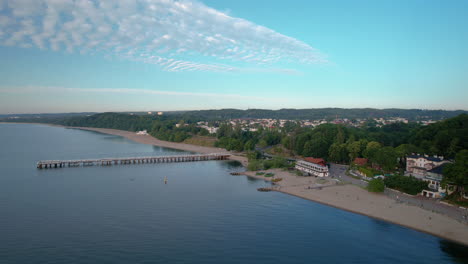 jetée en bois sur la plage de gdynia dans la ville d'orlowo, en pologne