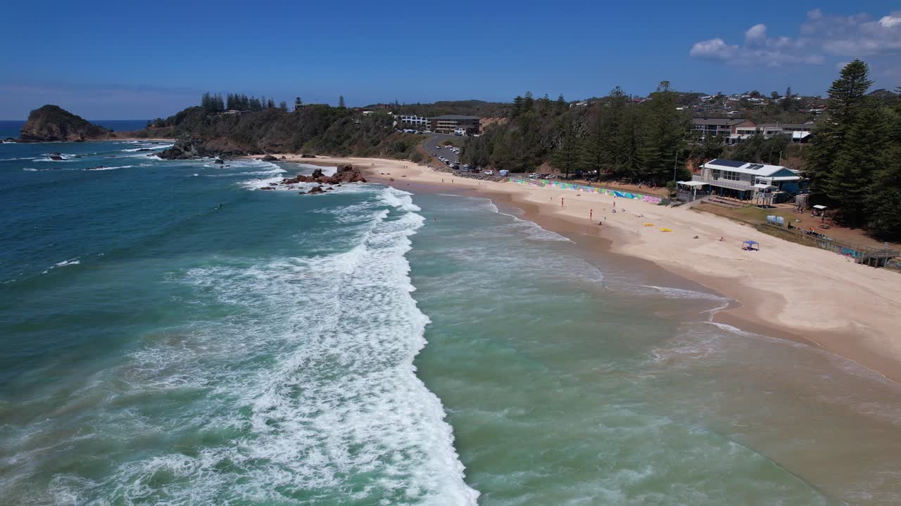 Türkise Meereslandschaft von Flynns Beach in Port Macquarie, NSW, Australien – Drohnenaufnahme aus der Luft