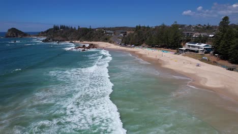 Türkisfarbene-Meereslandschaft-Von-Flynns-Beach-In-Port-Macquarie,-New-South-Wales,-Australien-–-Luftaufnahme-Einer-Drohne