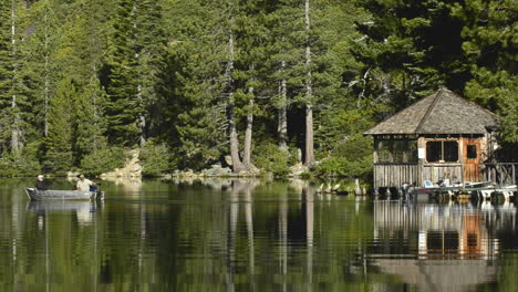 Un-Barco-De-Pesca-Saliendo-Del-Cobertizo-Del-Lago-Sardine-Inferior-Cerca-De-La-Sierra-Buttes-En-El-Bosque-Nacional-Tahoe-California