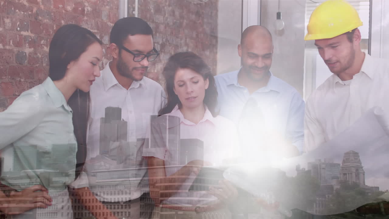 arquitectos e ingenieros discutiendo planes de construcción