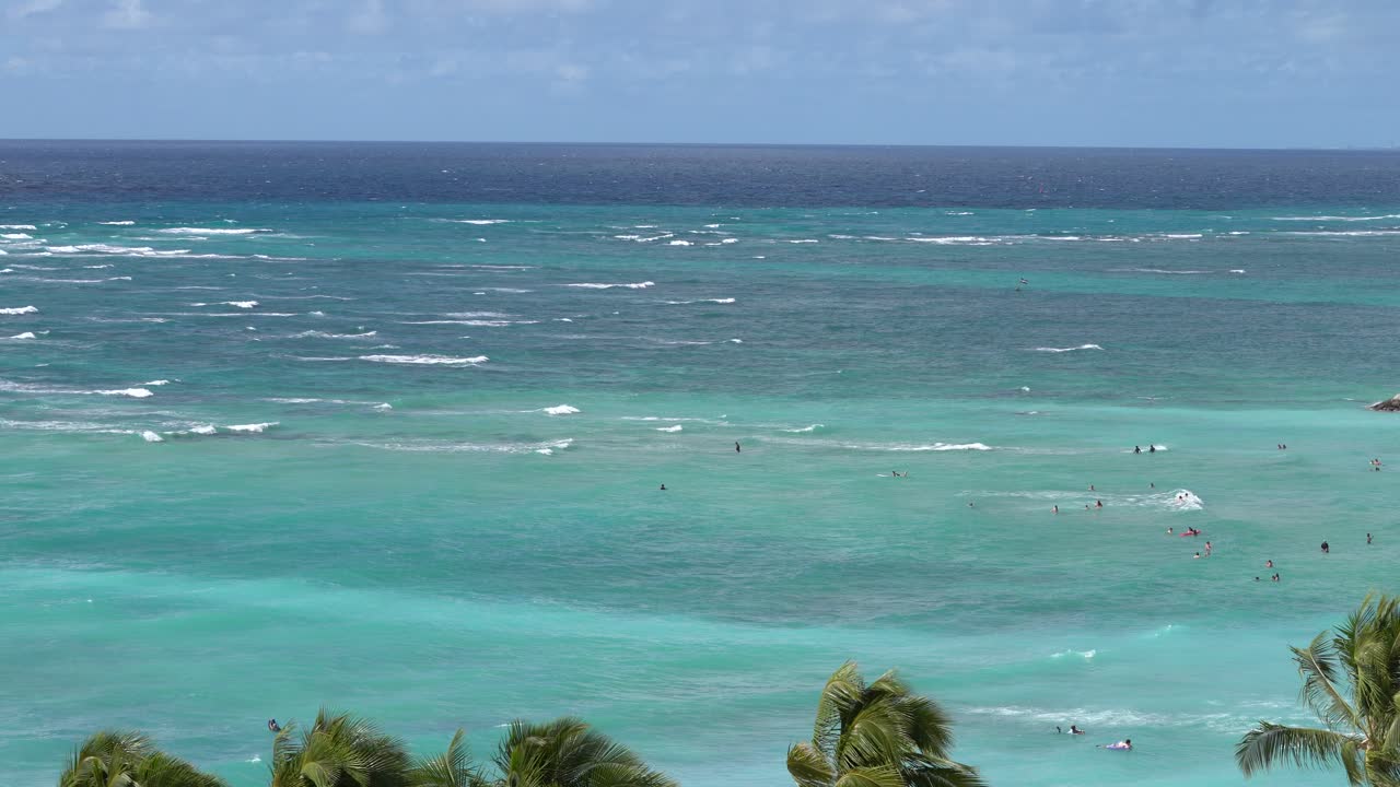 Alisei che soffiano aria calda tropicale sull'Oceano Pacifico; Waikiki Beach, Honolulu, Hawaii. Vista a volo d'uccello statica