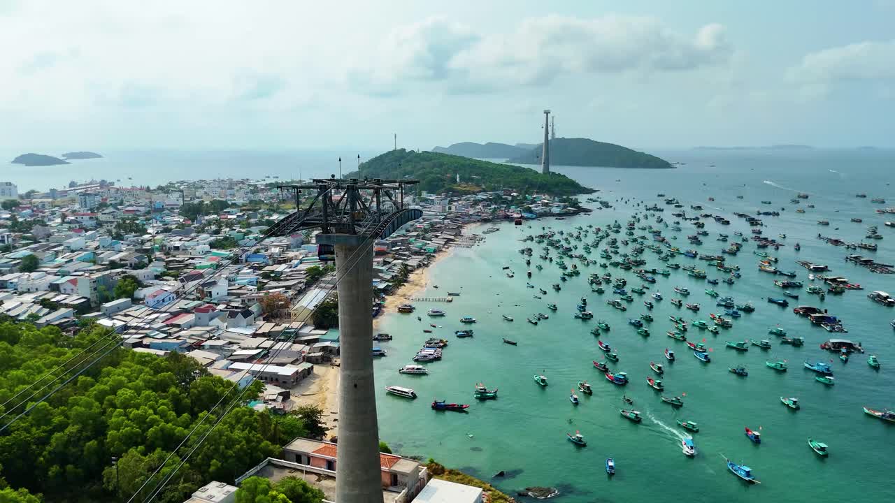 Toàn cảnh trên không: làng chài với thuyền đánh cá và cáp treo vào ban ngày tại Thị trấn Hoàng Hôn, Đảo Phú Quốc, Việt Nam, quay bằng drone.