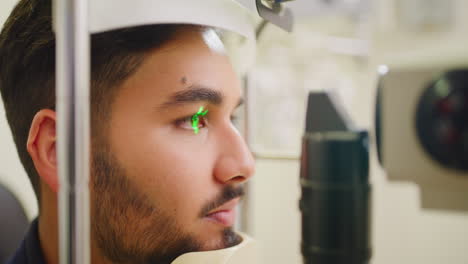 primer plano de un ojo de prueba de una máquina de lámpara de hendidura