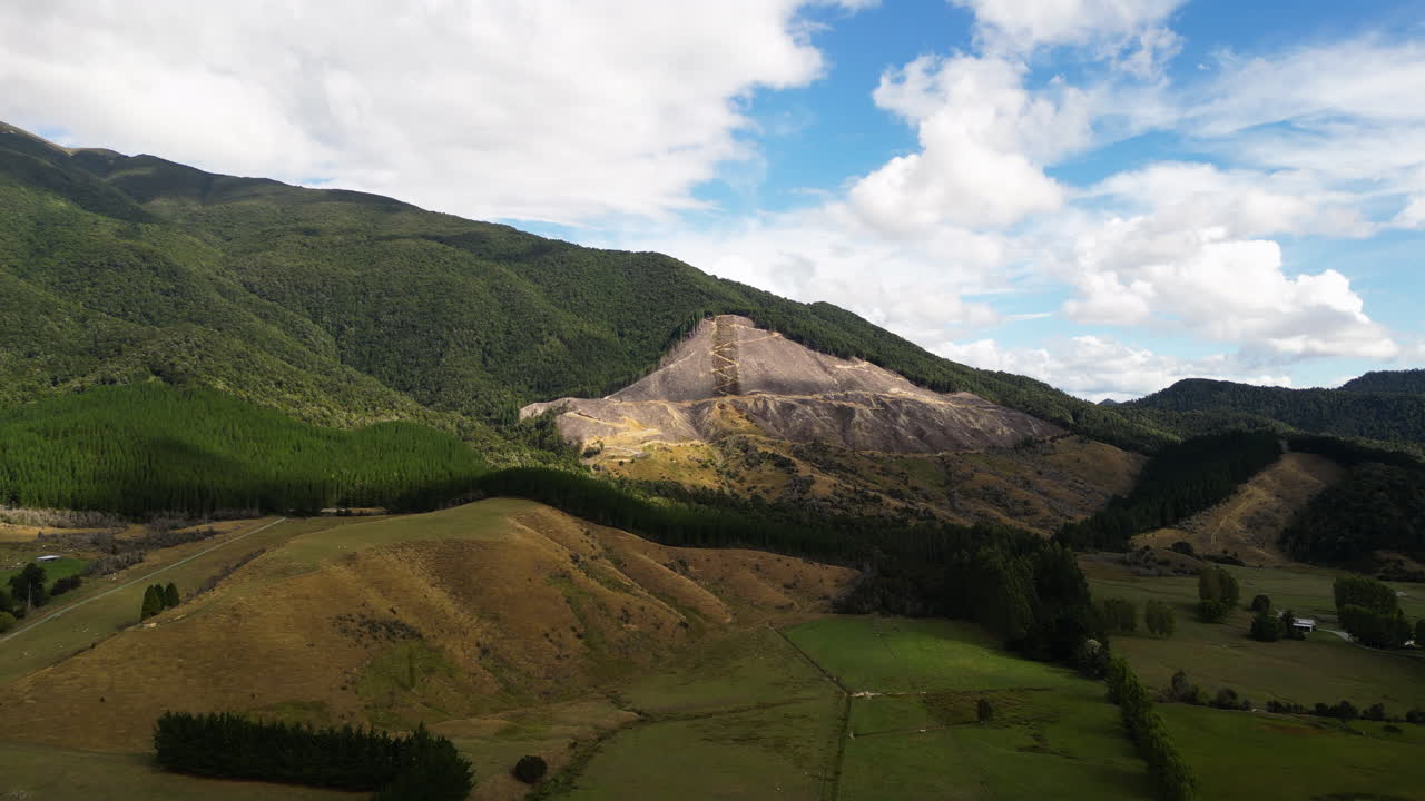 사우스 아일랜드, 뉴질랜드 의 롱포드 근처 의 언덕 위 에서 숲 을 벌채 한 지역 을 보여 주는 영상