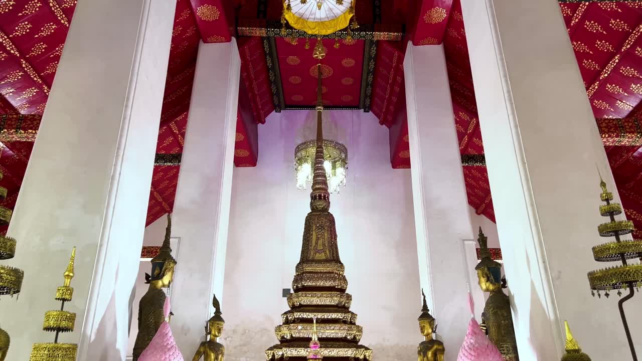 el interior de un templo budista en tailandia