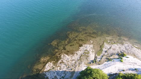 Drone-Volando-Sobre-El-Punto-Del-Lago-Sur-De-Ontario