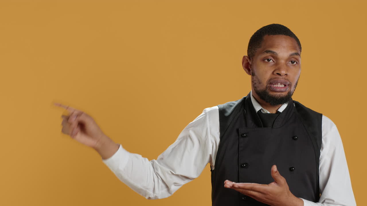 personal amigable del restaurante que indica la dirección hacia los lados izquierdo o derecho