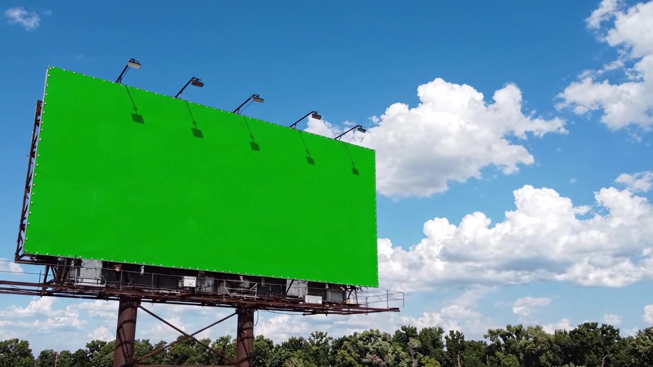 Et græsklædt landskab under en blå himmel med to rammer af et tomt grønt billboard, der fremhæver de åbne muligheder for reklame og kreativitet