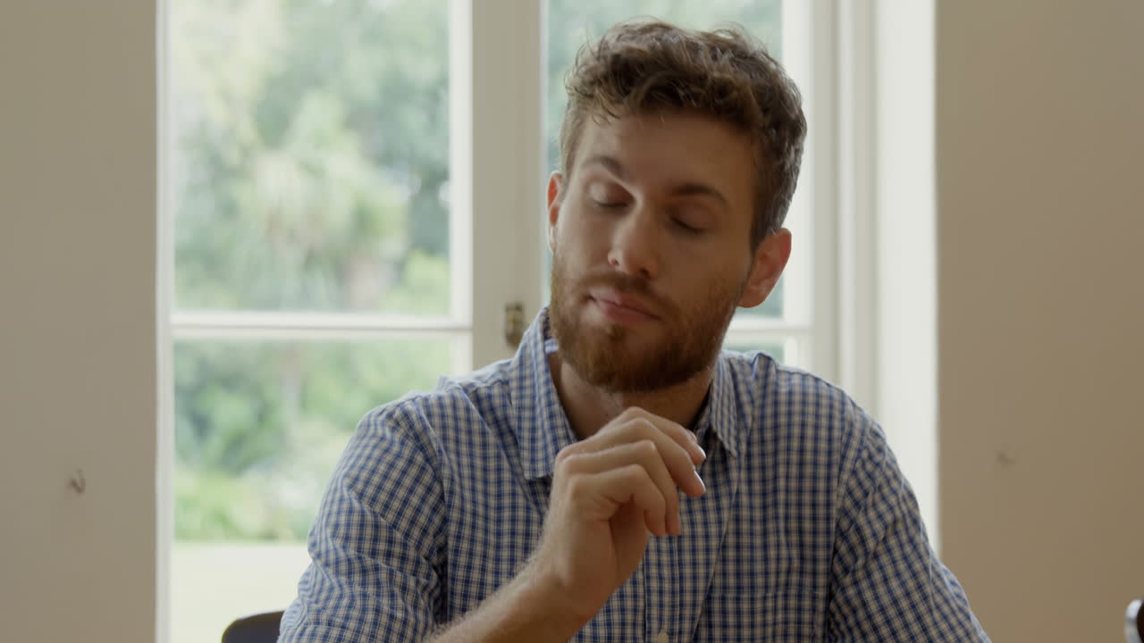 un hombre está usando una tableta