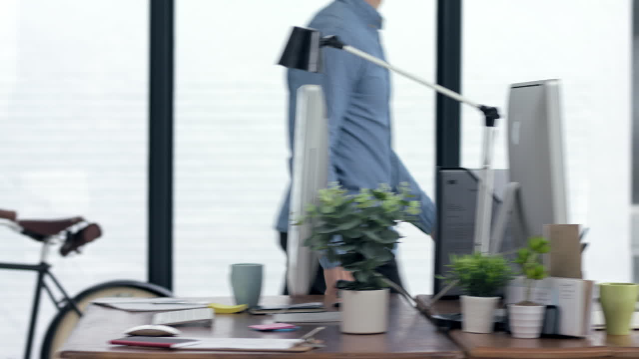 모두가 자신의 임무에 집중하고 있습니다.