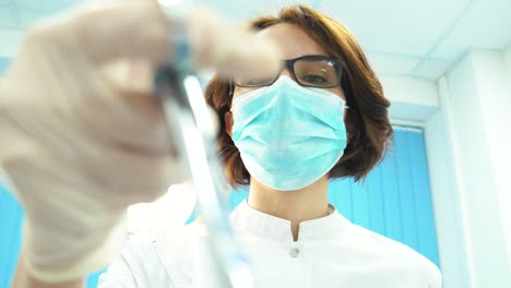 dentista que examina al paciente