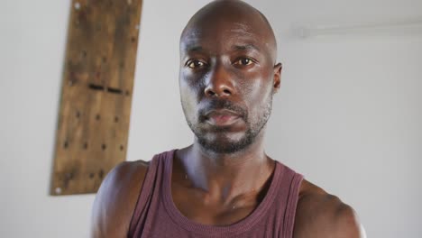 retrato de un hombre afroamericano en forma mirando a la cámara