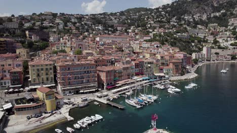 Atemberaubende-Stadt-Villefranche-sur-Mer-An-Der-Côte-D&#39;Azur,-Drohnenpanorama-Aus-Der-Luft