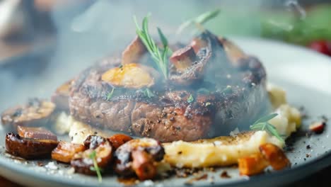 un filete con setas y puré de patatas en un plato