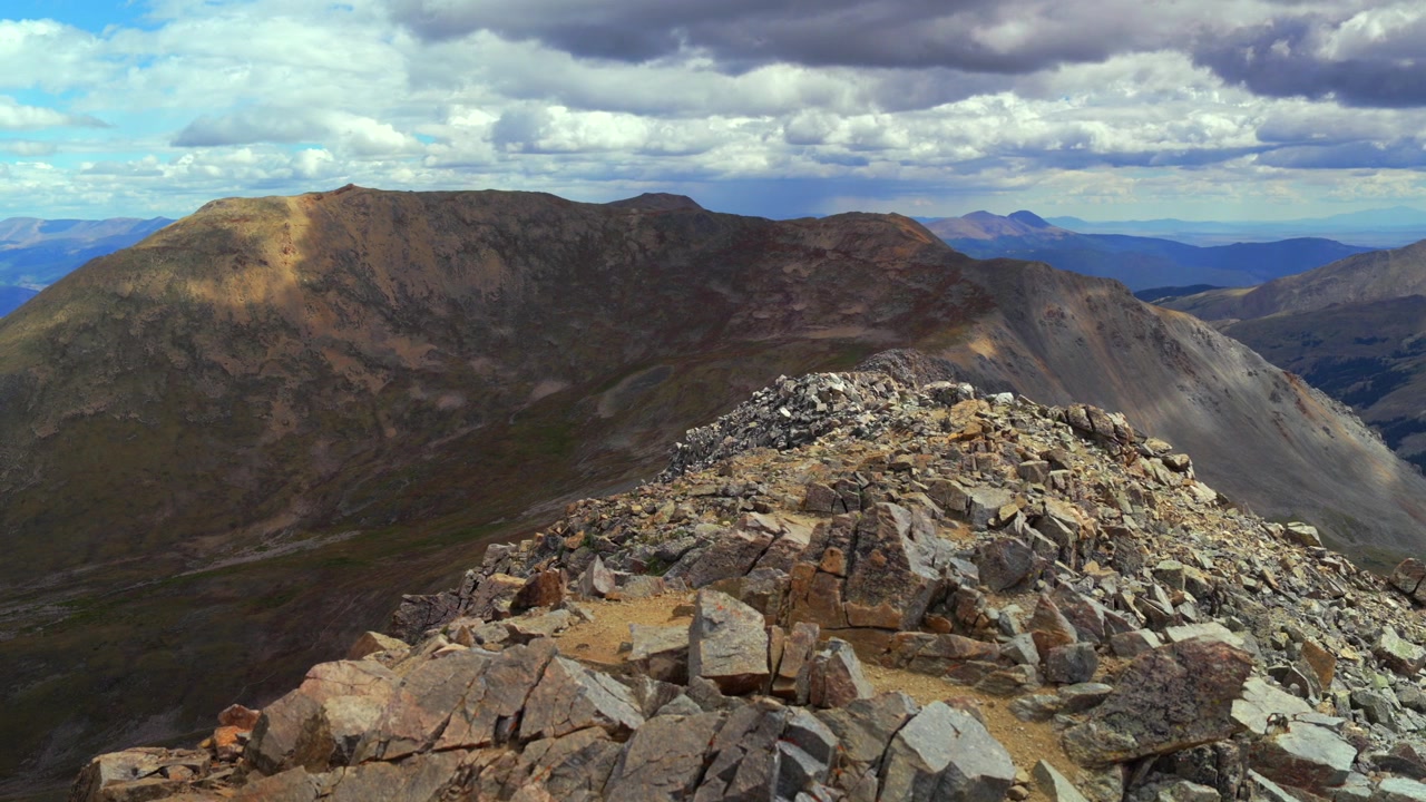 Mount Belford Oxford Missouri Mountain 14er-topper naturlandskap fjelltopp sommermorgen blå himmel skyer Colorado Collegiate Peaks Rocky Mountain Sawatch Range Missouri Gulch Trail panorering mot venstre