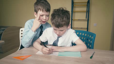 Schüler-Machen-Hausaufgaben,-Schreiben-Zahlen-In-Notizbücher-Und-Helfen-Sich-Gegenseitig-Auf-Den-Tischen.-Das-Sind-Schulsachen