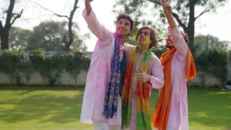 Indische-Männer-Klicken-Beim-Holi-Fest-Auf-Bilder-In-Traditioneller-Kleidung