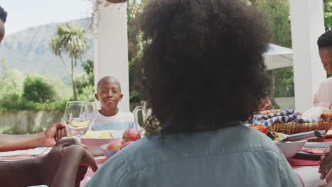 familia feliz comiendo juntos en la mesa