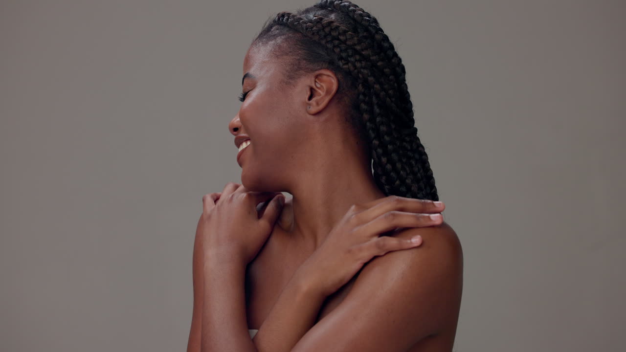 mujer negra sonriente con trenzas