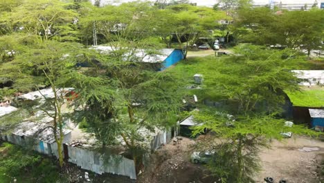 Drone-Volando-Desde-El-Pueblo-En-La-Presa-De-Nairobi-Kenia,-árboles-De-Acacia-En-El-Pueblo-De-Nairobi