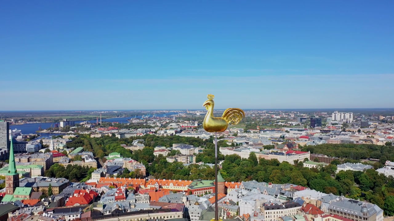 Gallo della Chiesa di San Pietro sopra il centro storico di Riga in un paesaggio aereo.