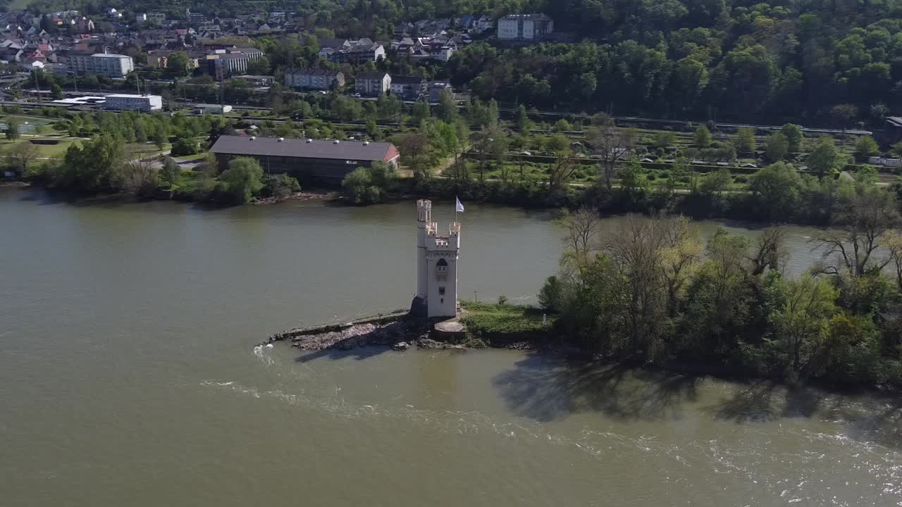 seguimiento de la órbita aérea del río toll torre del ratón sentado en una pequeña isla en el río rin cerca de bingen, alemania
