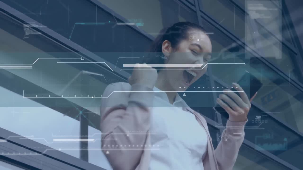 animación de la interfaz y el procesamiento de datos, sobre la celebración de una mujer de negocios feliz usando un teléfono inteligente