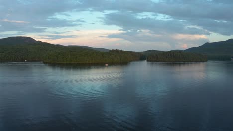 disparo de drones subiendo y bajando en un hermoso lago y bosque al atardecer colorido en el municipio del este