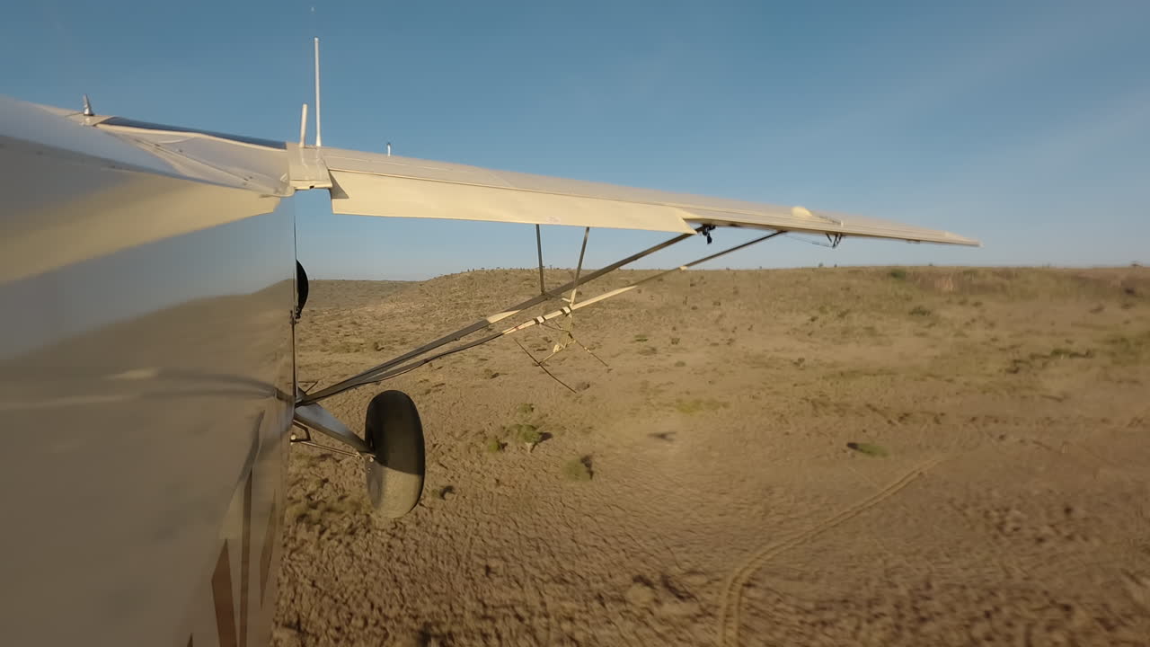 Hyperlapse de una toma aérea amplia de un avión sobre arbustos dispersos