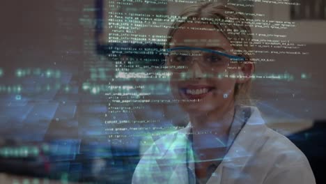 animación del procesamiento de datos sobre una científica caucásica en el laboratorio