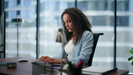 Director-Reflexivo-Trabajando-En-Computadora.-Mujer-De-Negocios-Pensativa-Escribiendo-Teclado