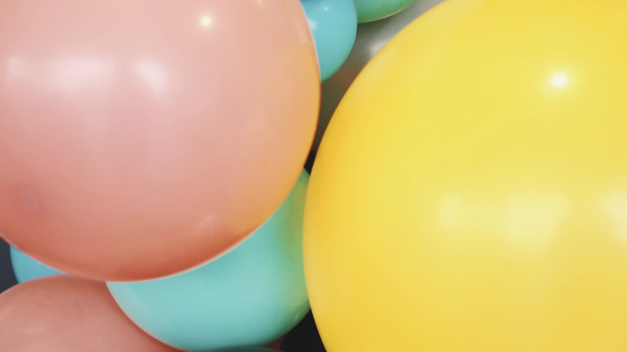 куча цветных воздушных шаров украшение, детская радость на вечеринке дня рождения