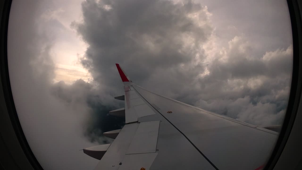 비행기의 왼쪽 날개 창에서 나오는 일몰과 아름다운 구름이 여행의 추억을 되살려줍니다.