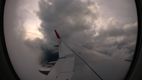 Puesta-De-Sol-Y-Hermosas-Nubes-Desde-La-Ventana-Del-Ala-Izquierda-Del-Avión-Trae-Recuerdos-De-Viaje