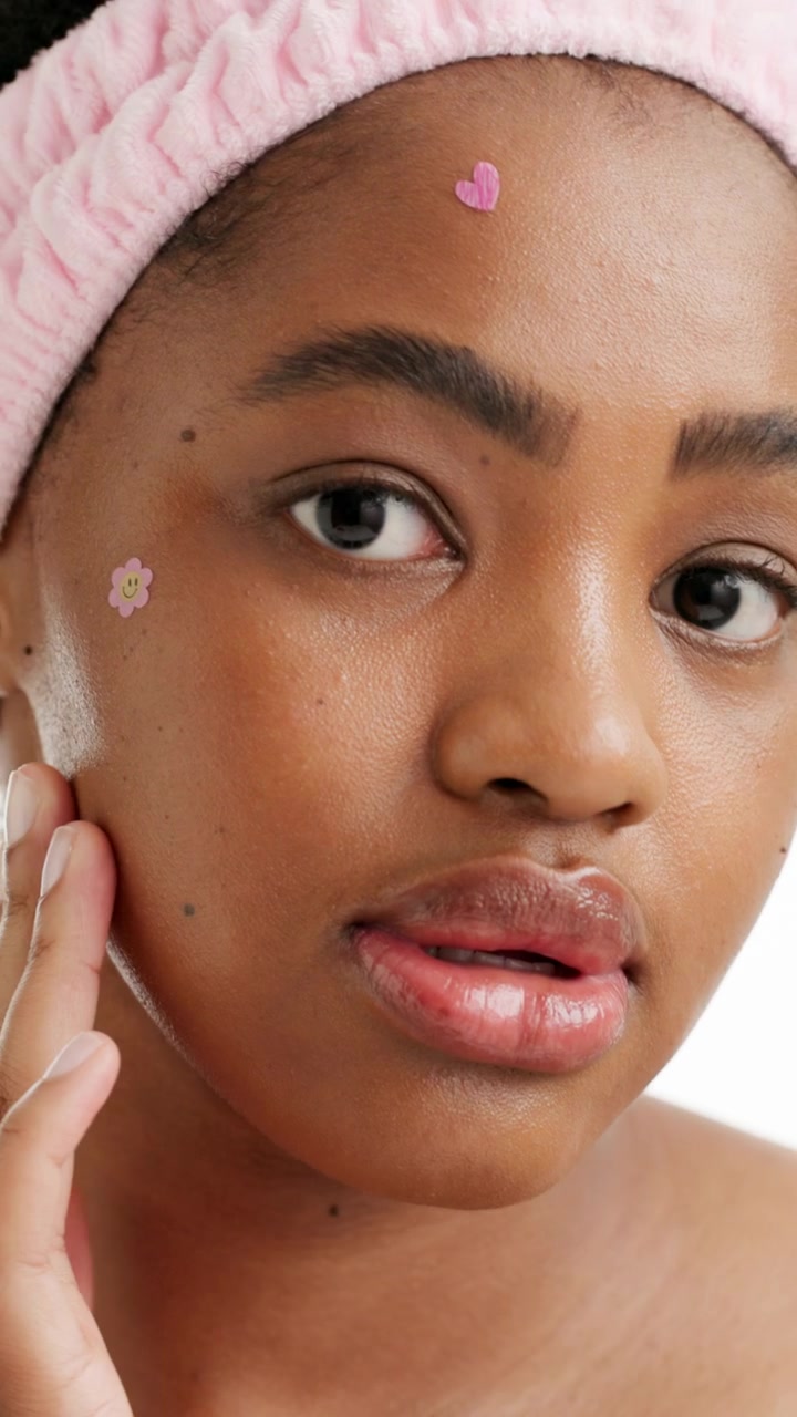 Giovane Donna Applica Cerotti per l'Acne sul Viso