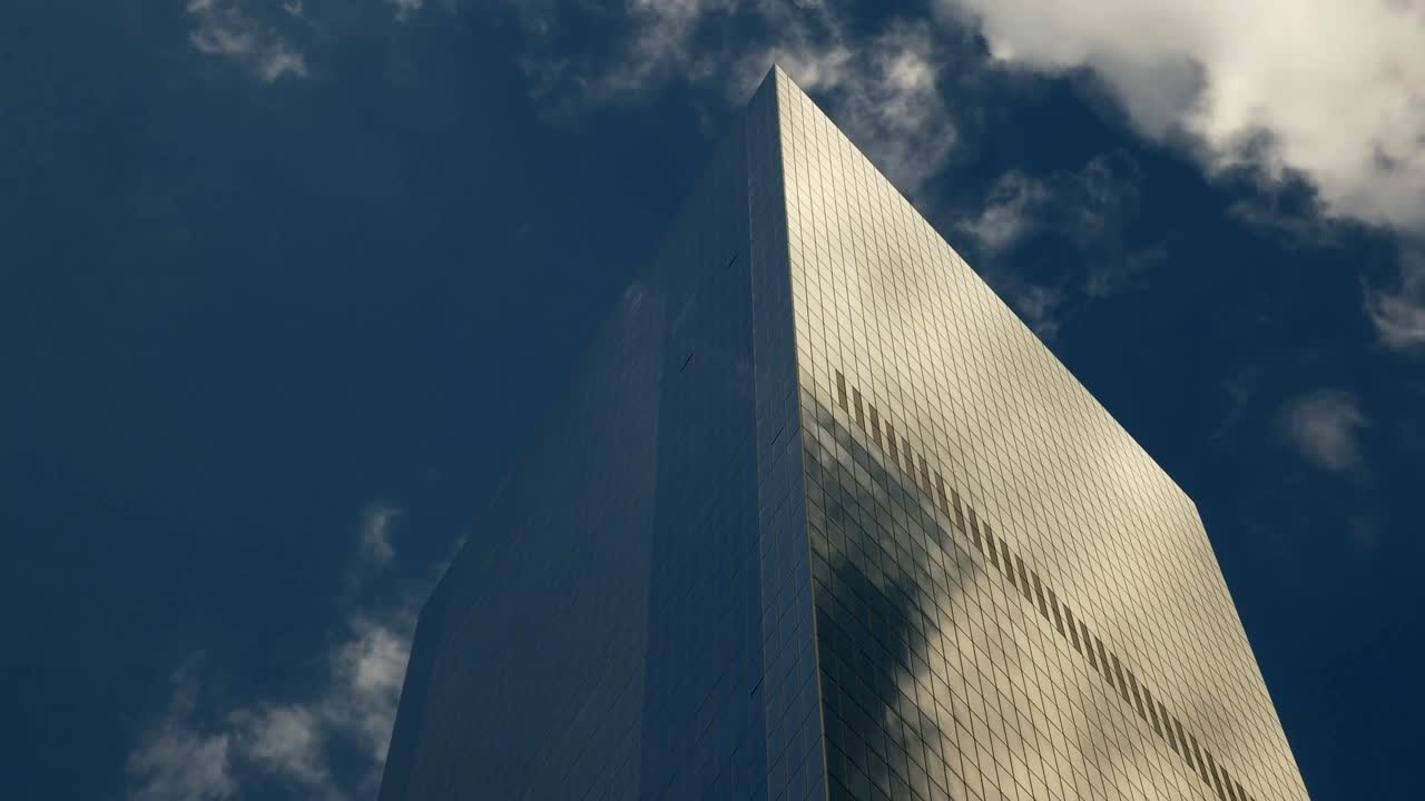 un primer plano de un rascacielos en manhattan, nueva york