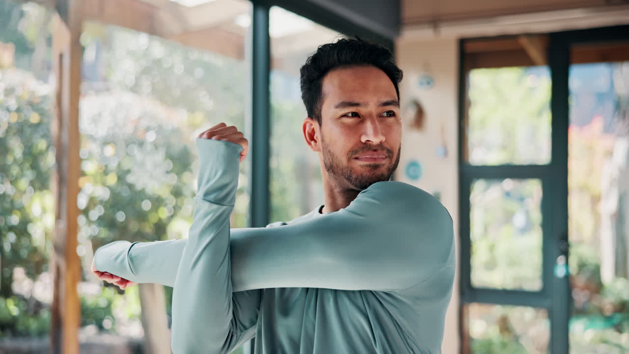 맥박을 확인하는 남자