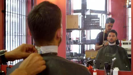 peluquero haciendo cliente masculino listo para corte de cabello 4k