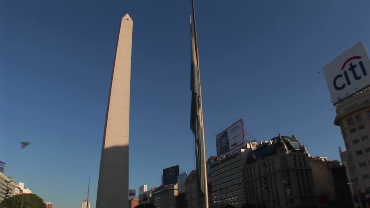 베이스에서 올려다 본 부에노스 아이레스의 모노리스