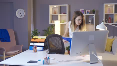 Mujer-De-Negocios-Triste.-Mujer-De-Negocios-Trabajando-En-La-Oficina-En-Casa-Mirando-La-PC.