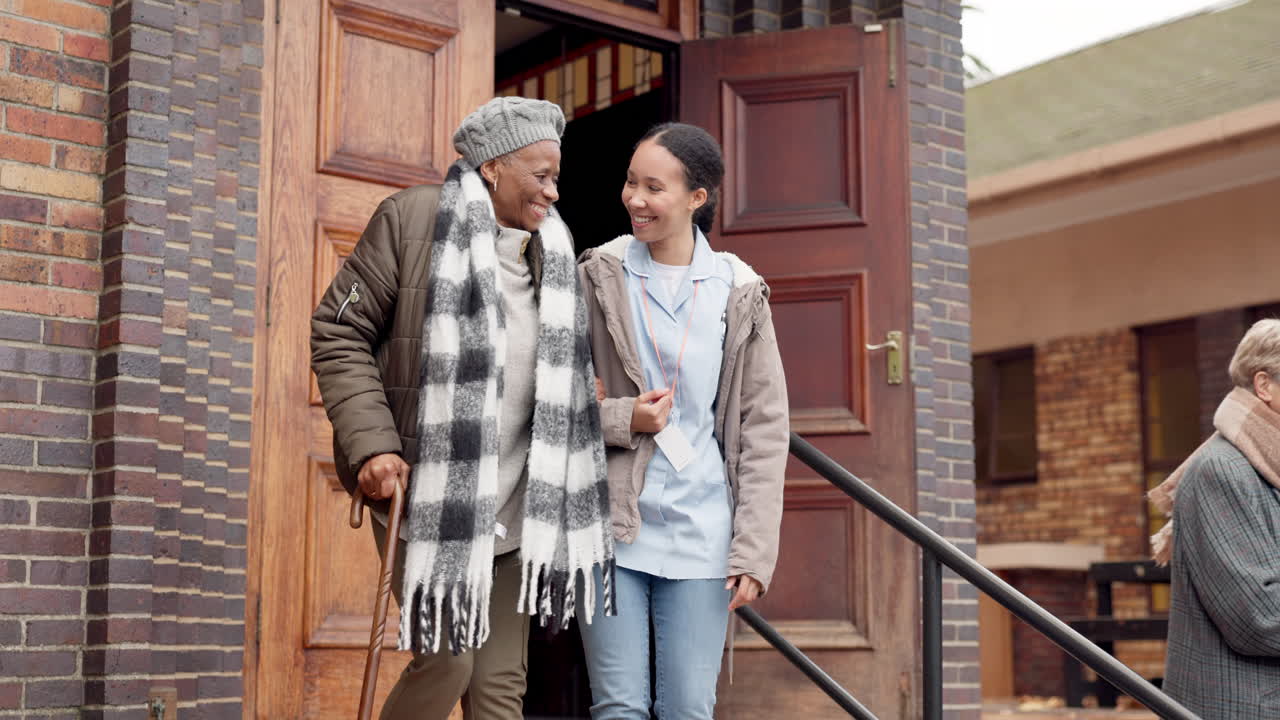 escaleras, mujer mayor y cuidador con apoyo